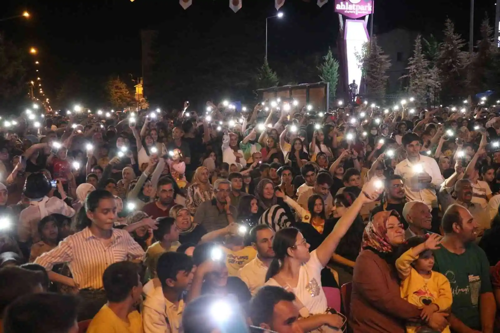 Sanatçı Azerin, Ahlatlılara unutulmaz bir gece yaşattı