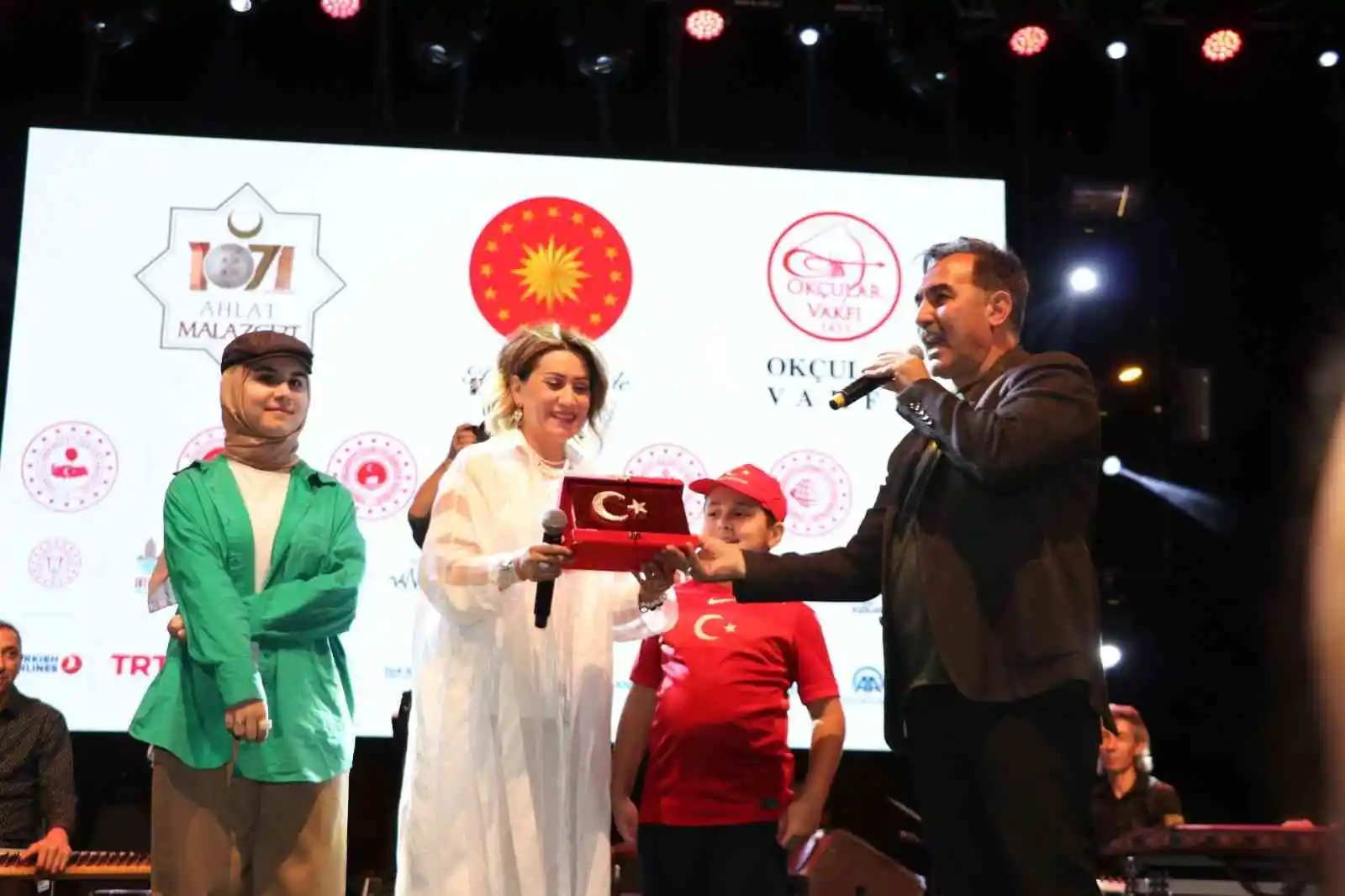 Sanatçı Azerin, Ahlatlılara unutulmaz bir gece yaşattı