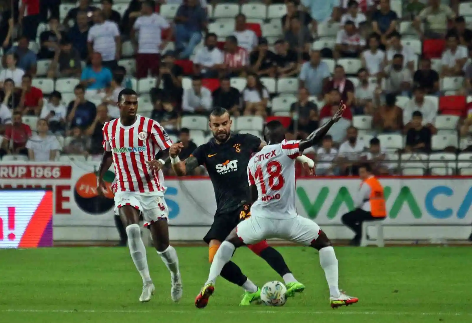 Spor Toto Süper Lig: FT Antalyaspor: 0 - Galatasaray: 0 (İlk yarı)
