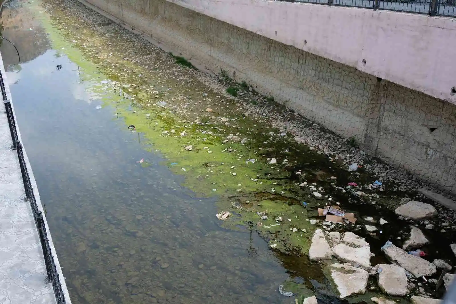 Suları çekilince Harşit Çayı çöplüğe döndü
