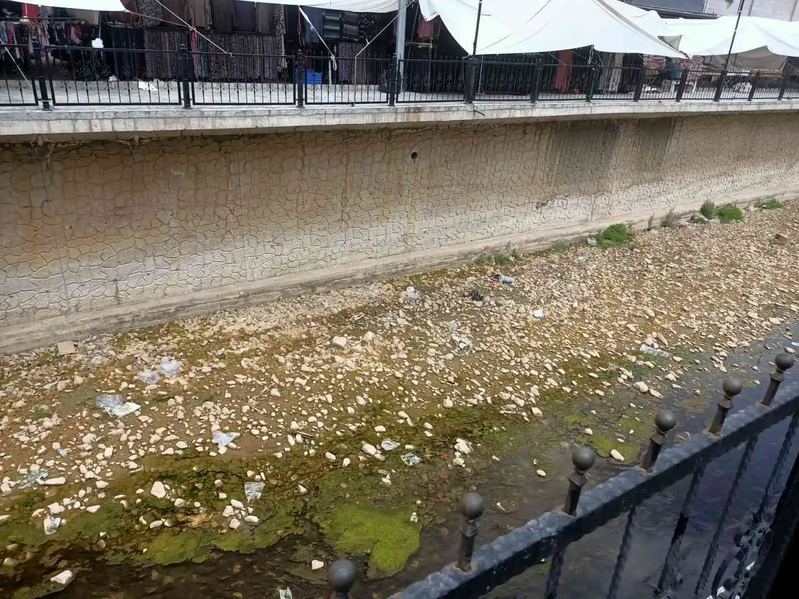 Suları çekilince Harşit Çayı çöplüğe döndü
