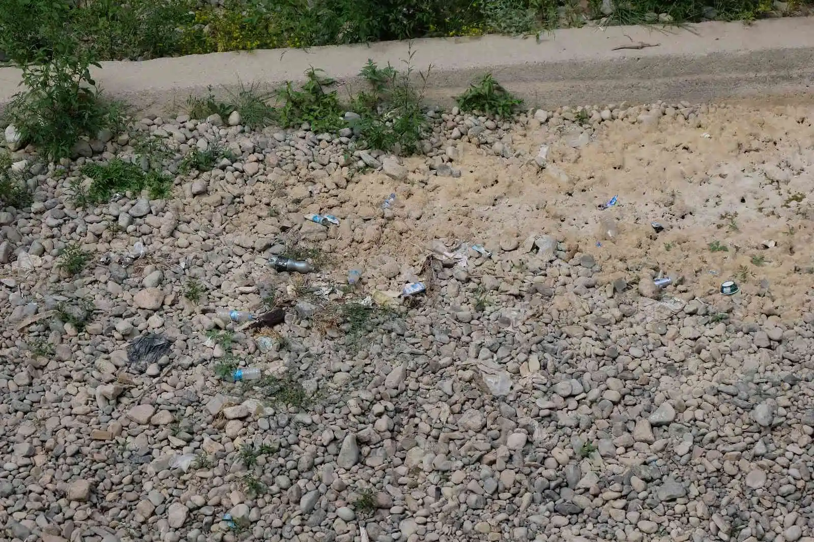 Suları çekilince Harşit Çayı çöplüğe döndü
