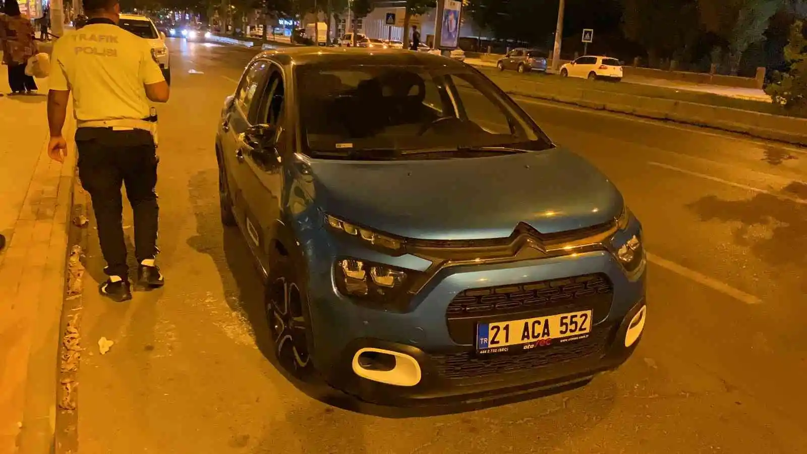 Telefonu çalıp kaçarken otomobil çarptı