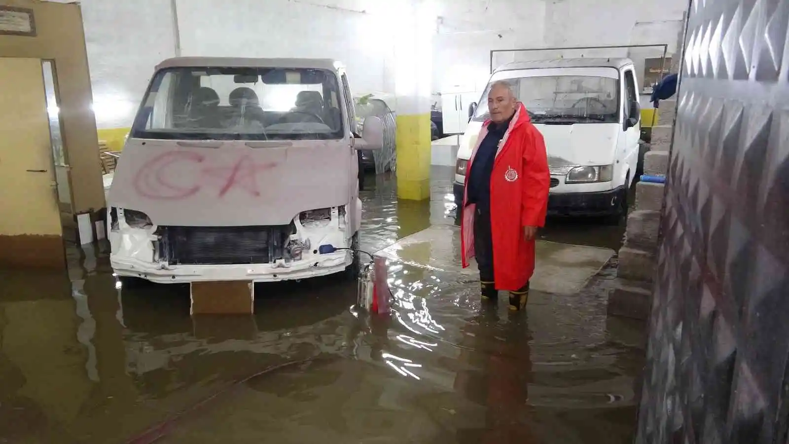 Uşak'ta şiddetli yağış sonrasında su baskınları yaşandı
