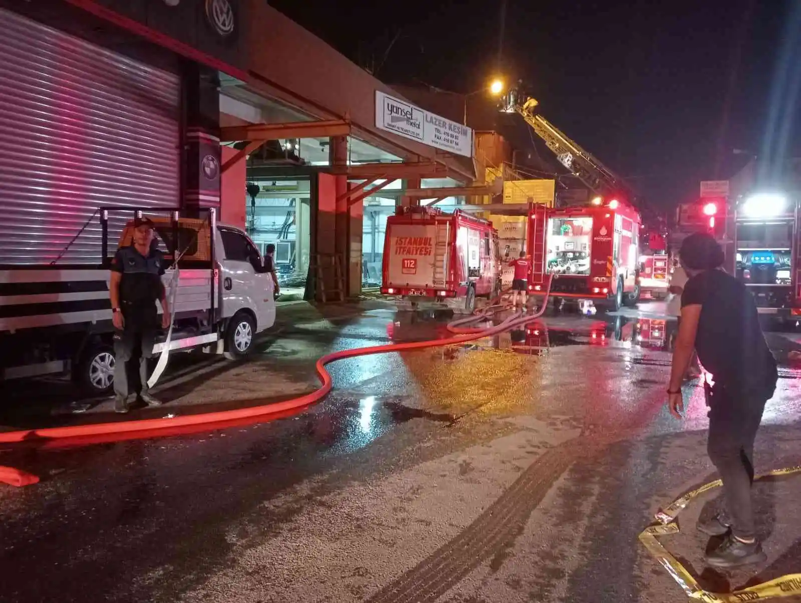 Zeytinburnu’nda sanayi sitesinde çıkan yangında patlamalar yaşanırken, iş yeri sahibi, “Allah’ım bu nasıl acı” diye feryat etti
