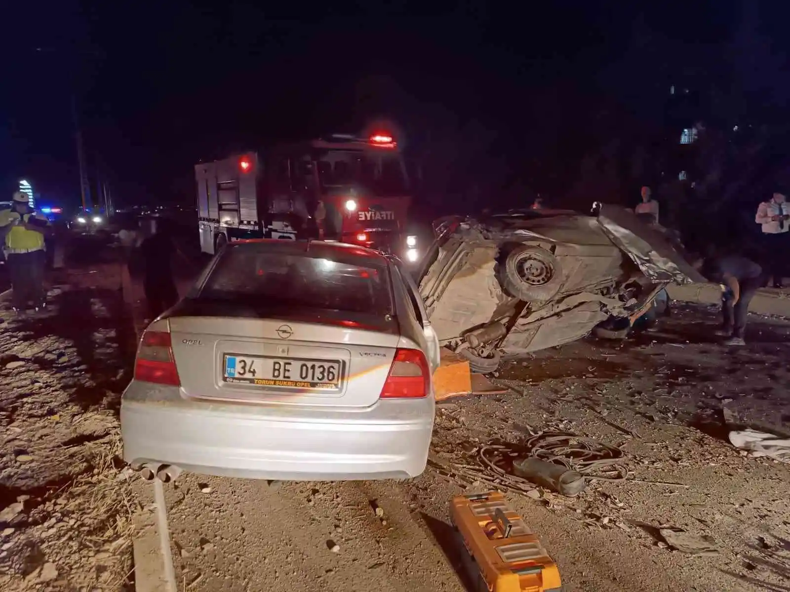 Adıyaman’da 2 araç kafa kafaya çarpıştı: 1’i ağır 5 yaralı