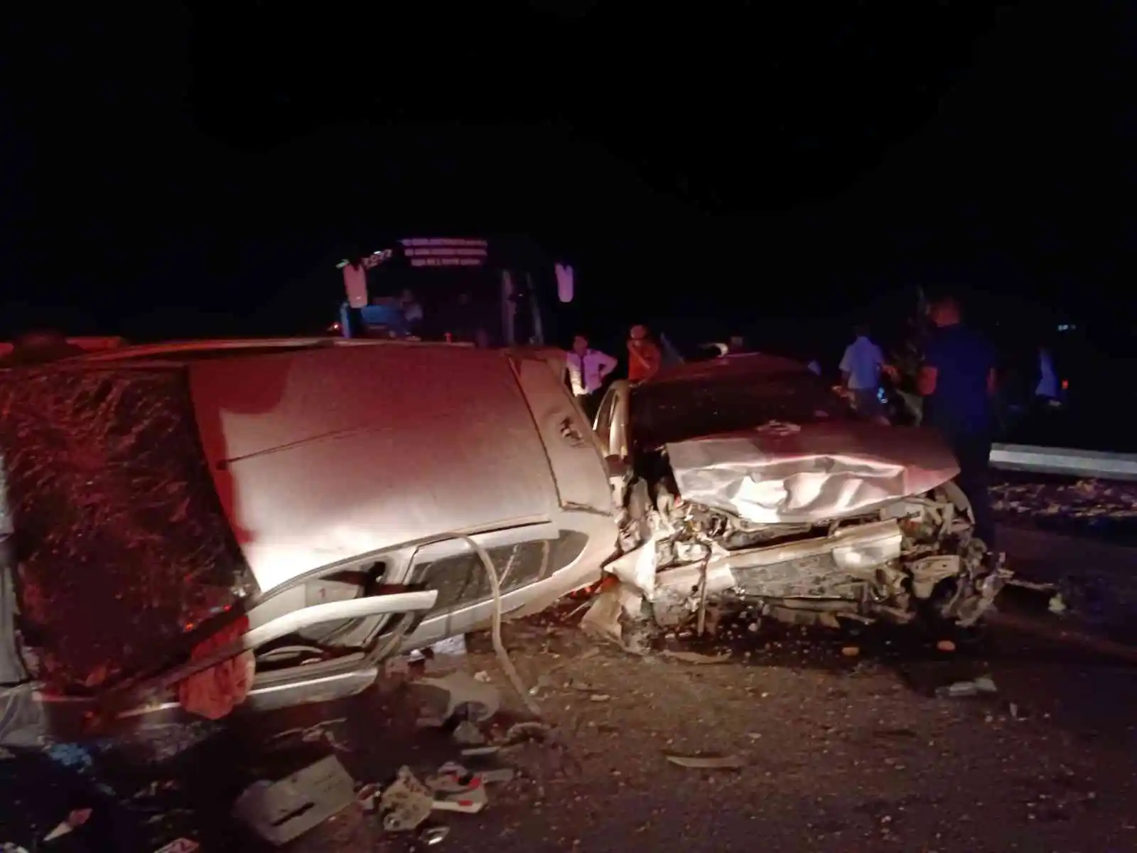 Adıyaman’da 2 araç kafa kafaya çarpıştı: 1’i ağır 5 yaralı