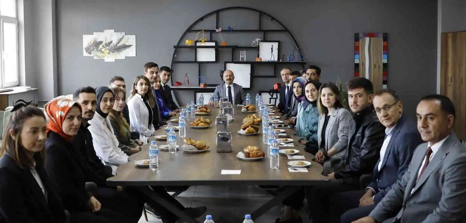 Ağrı Valisi Varol, Eleşkirt Mesleki ve Teknik Anadolu Lisesinde kurulan ekmek fırınını ziyaret etti
