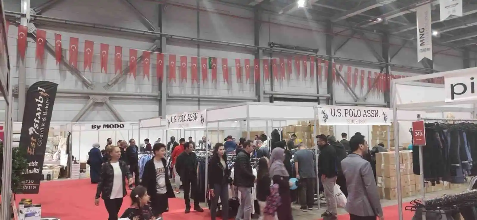 Alışveriş coşkusunu uluslararası fuara dönüştürdü
