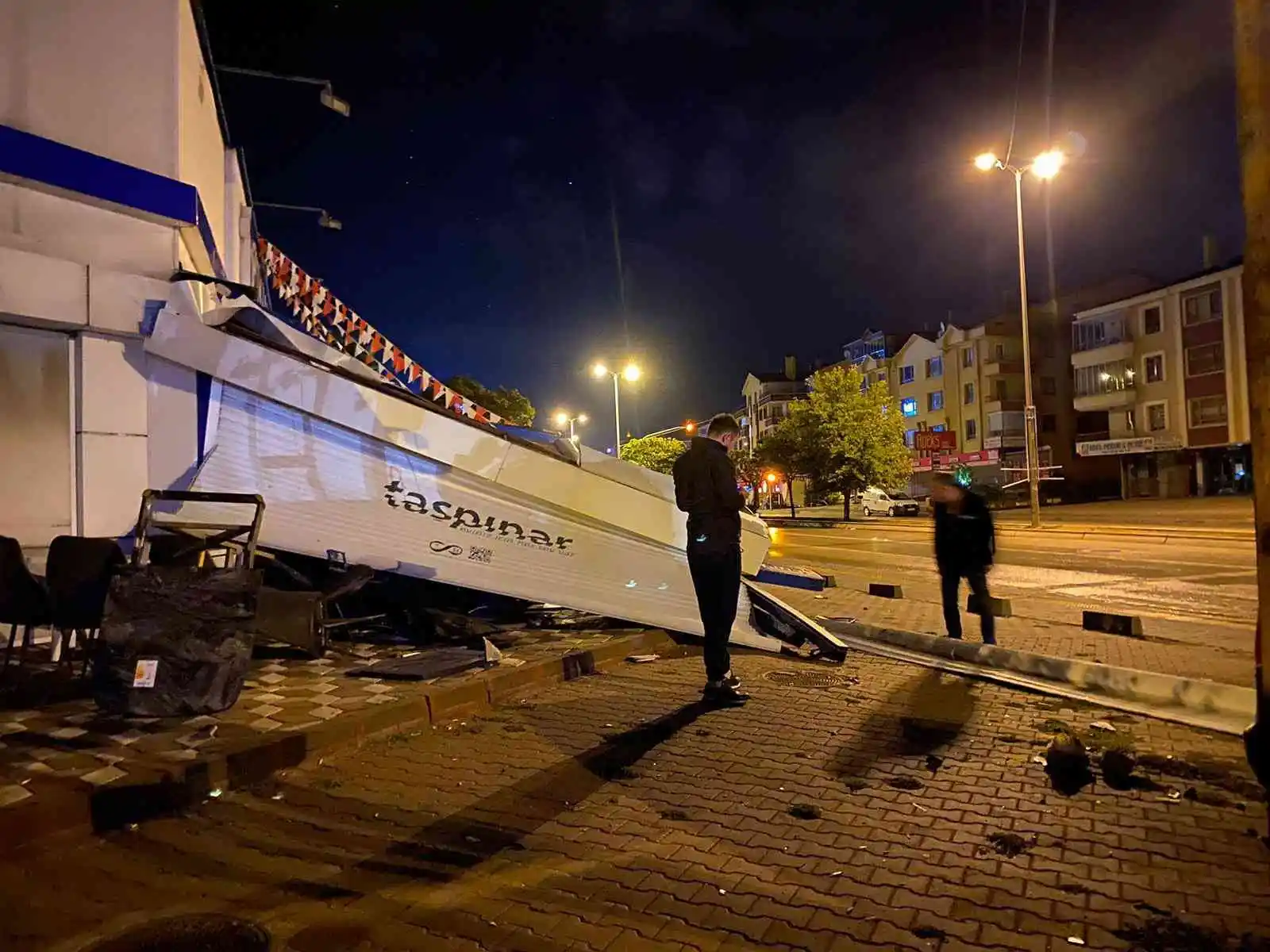 Ankara’da direksiyon hâkimiyetini kaybeden sürücü mağazaya daldı
