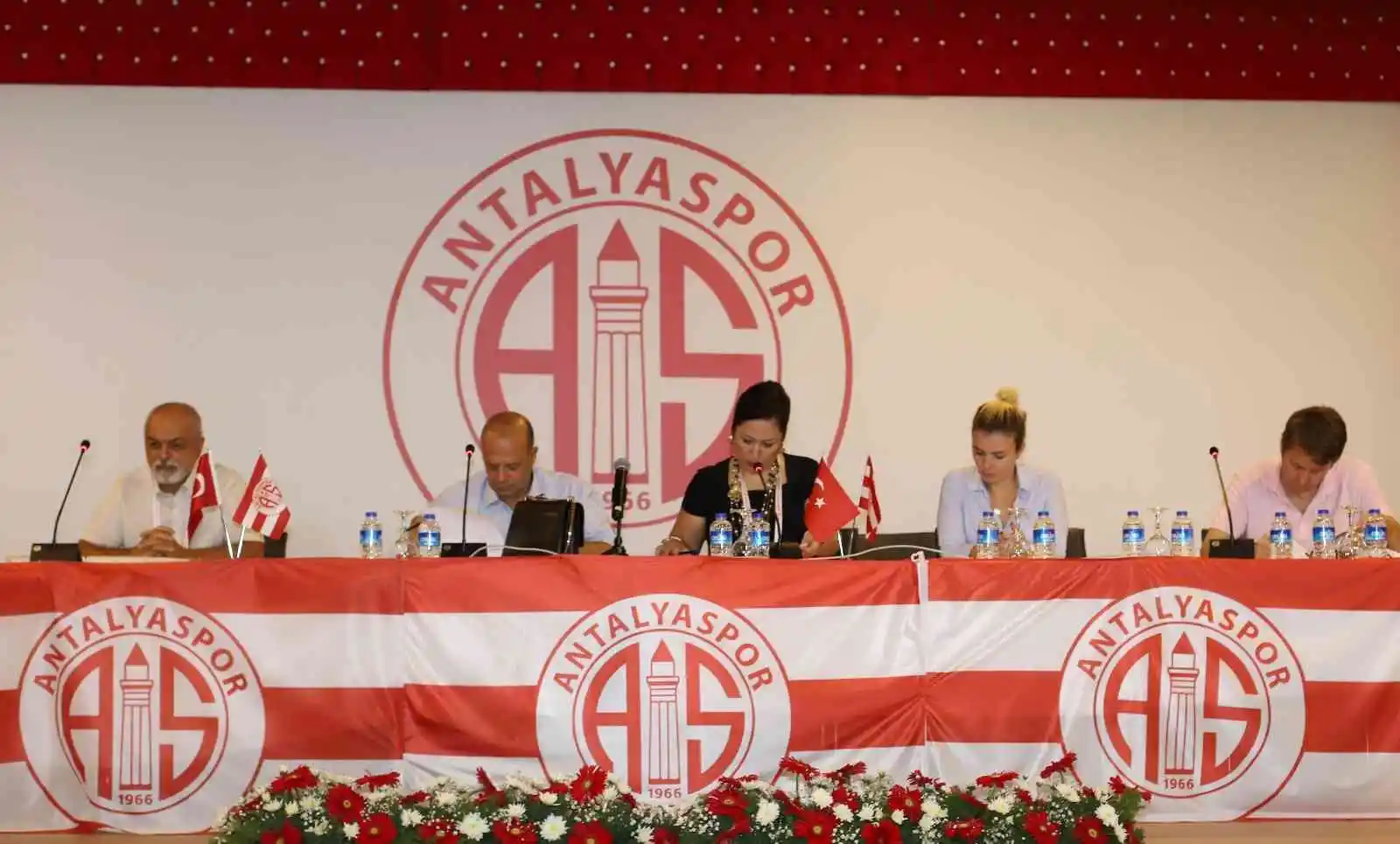 Antalyaspor'da başkan yeniden Aziz Çetin
