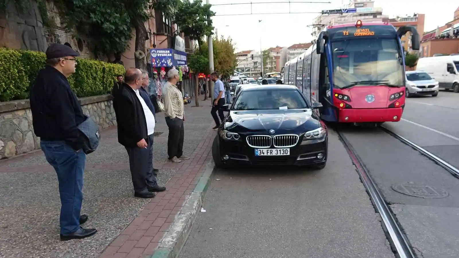 Aracını tramvay yoluna park etti, yolcular yarım saat bekledi