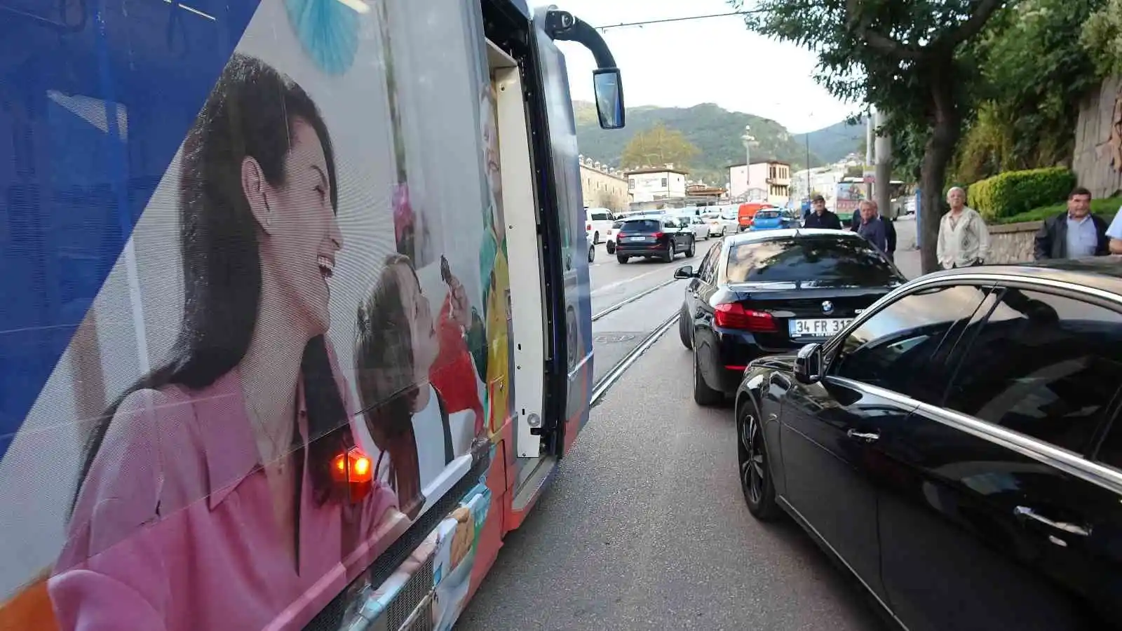 Aracını tramvay yoluna park etti, yolcular yarım saat bekledi