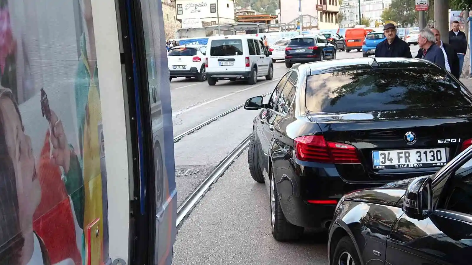 Aracını tramvay yoluna park etti, yolcular yarım saat bekledi