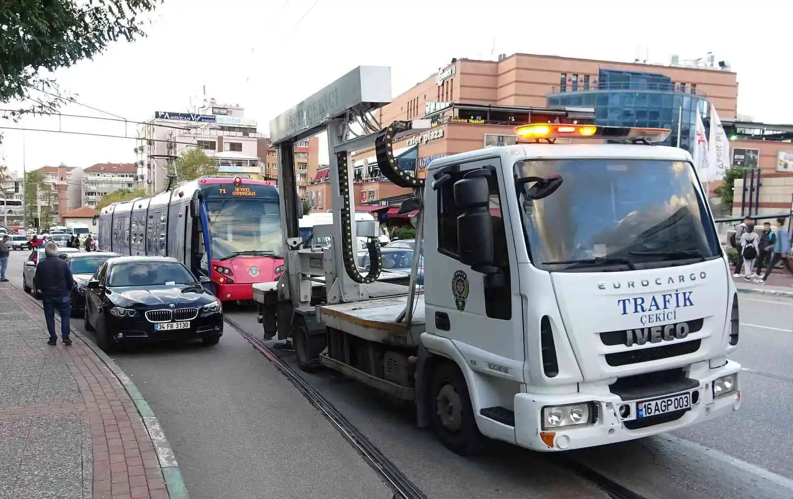 Aracını tramvay yoluna park etti, yolcular yarım saat bekledi