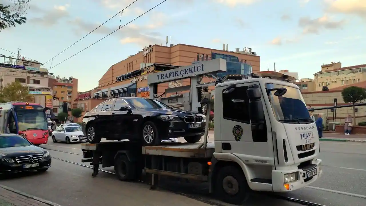 Aracını tramvay yoluna park etti, yolcular yarım saat bekledi