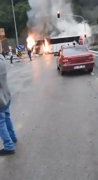 Artvin'de seyir halindeki yolcu otobüsü alev alev yandı
