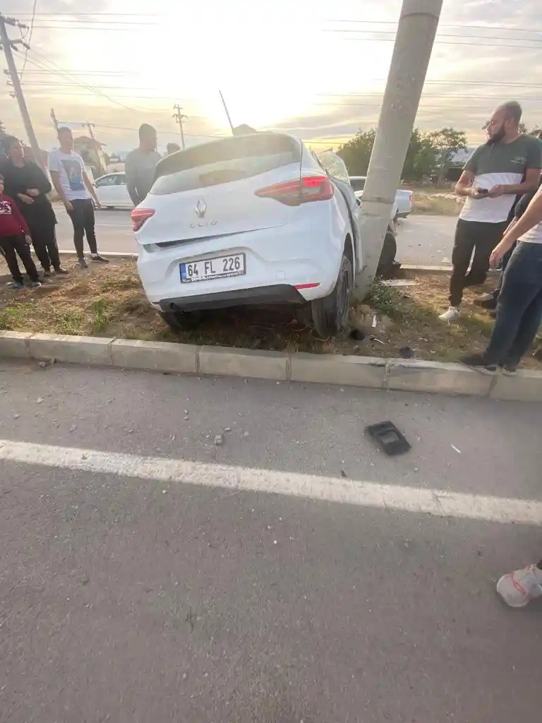 Aydınlatma direğine çarpan otomobilin sürücüsü öldü