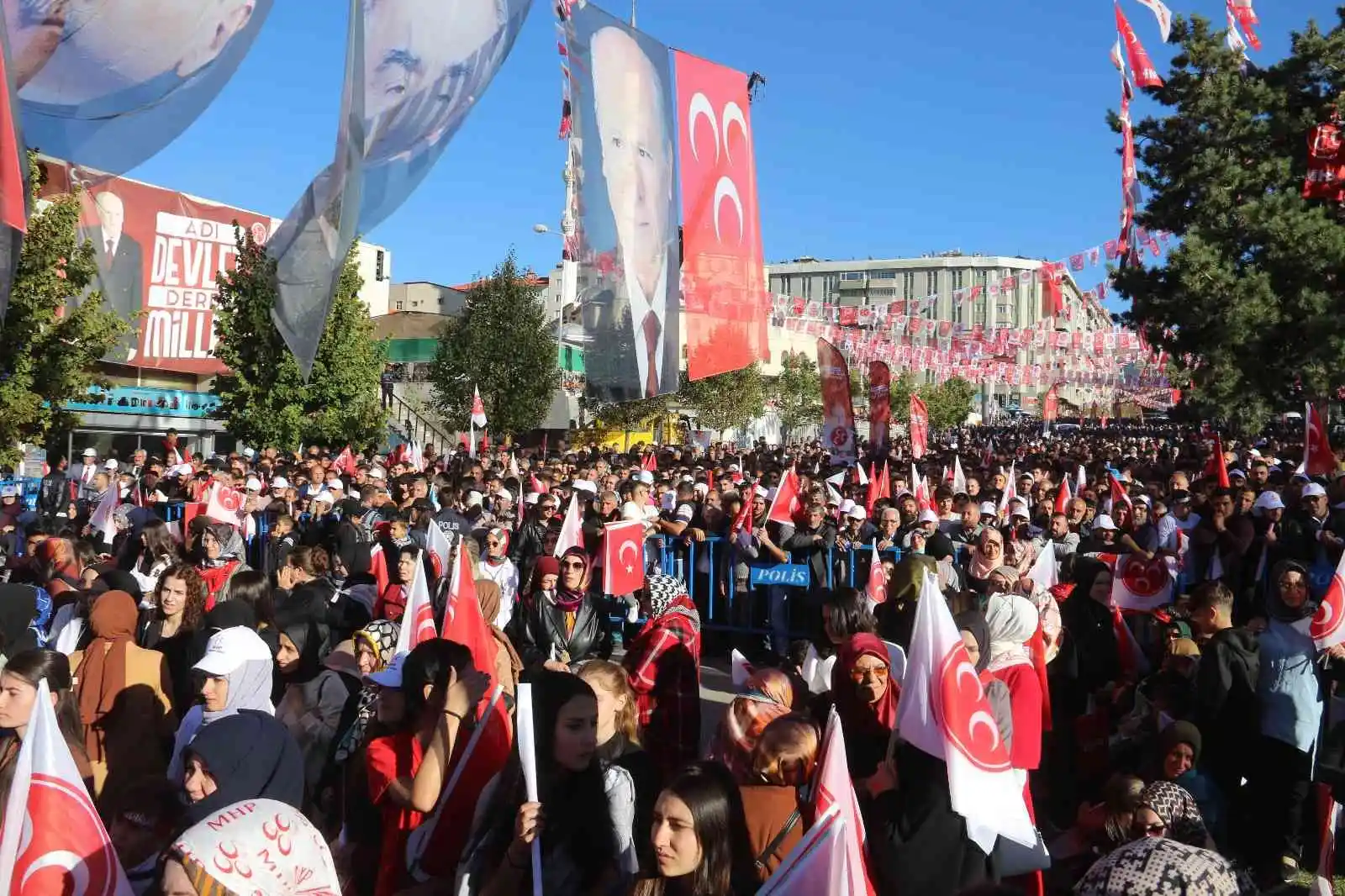 Bahçeli’nin mitinginde boş yer bulamayan vatandaşlar ağaca tırmandı