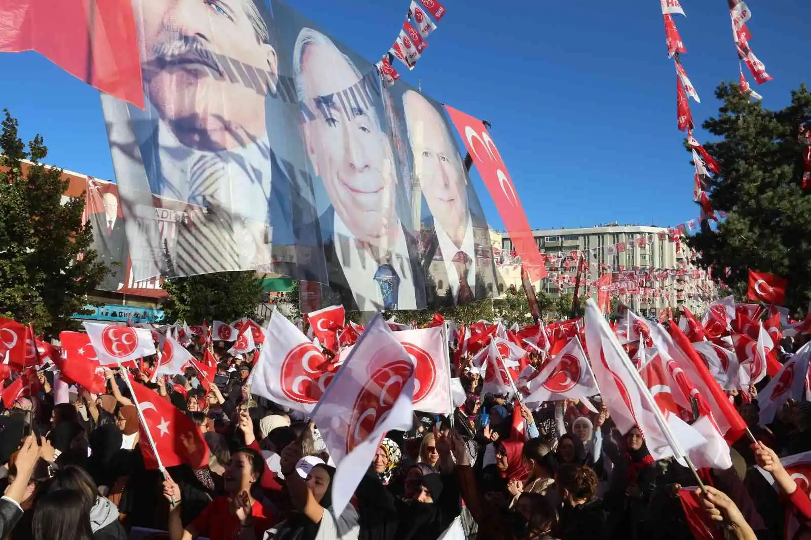Bahçeli’nin mitinginde boş yer bulamayan vatandaşlar ağaca tırmandı