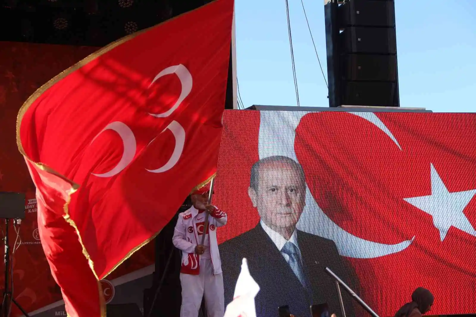 Bahçeli’nin mitinginde boş yer bulamayan vatandaşlar ağaca tırmandı