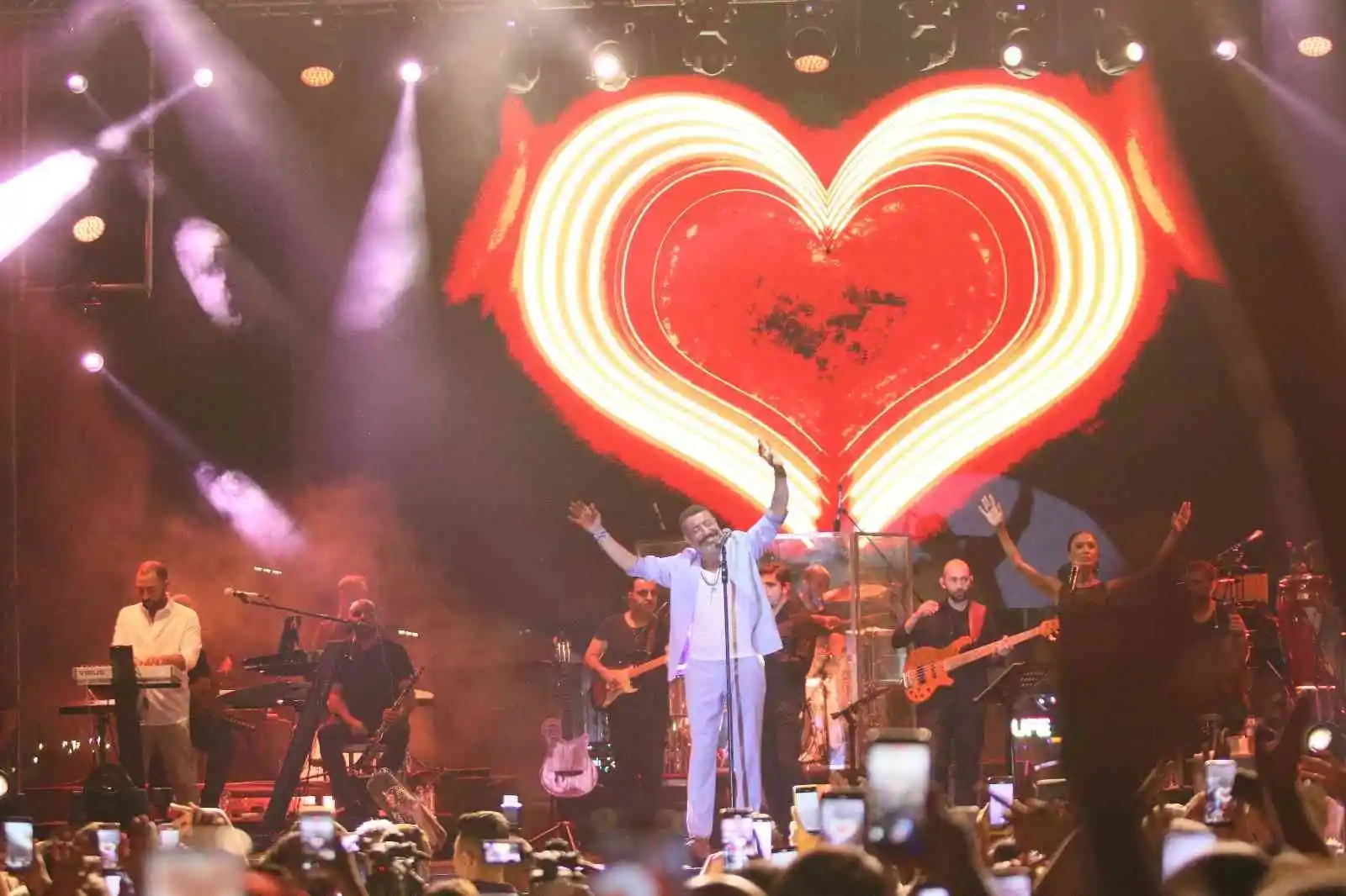 Balık Festivalinde vatandaşlar Hakan Altun konseriyle coştu