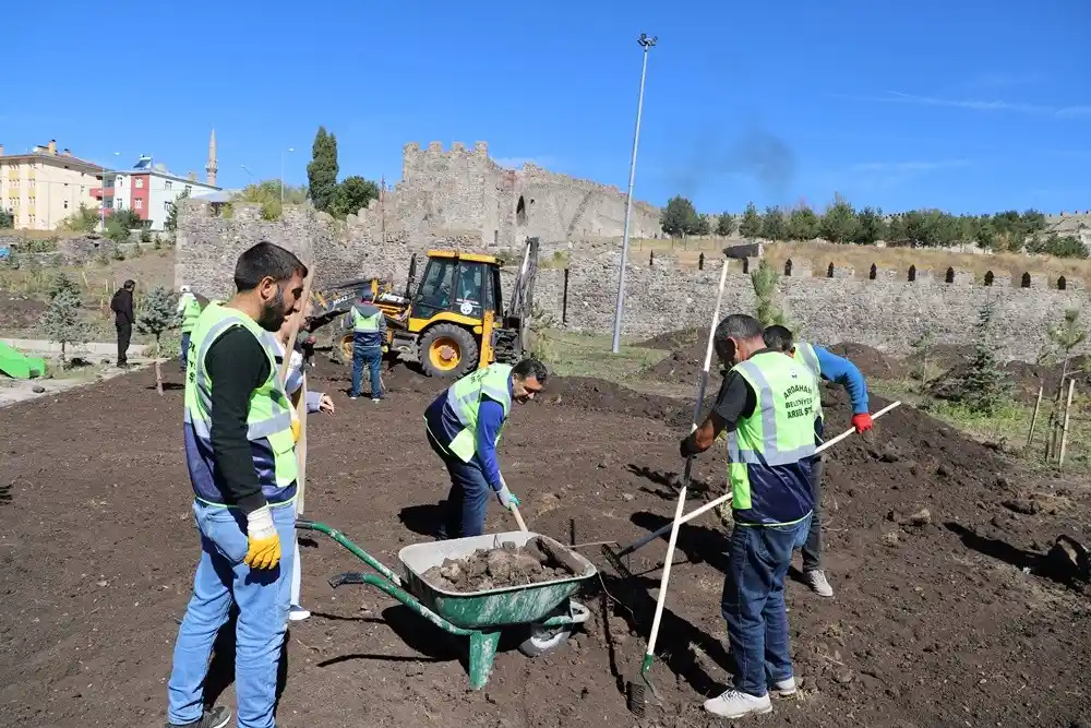 Başkan Demir ve meclis üyeleri kolları sıvadı, peyzaj çalışması yaptı
