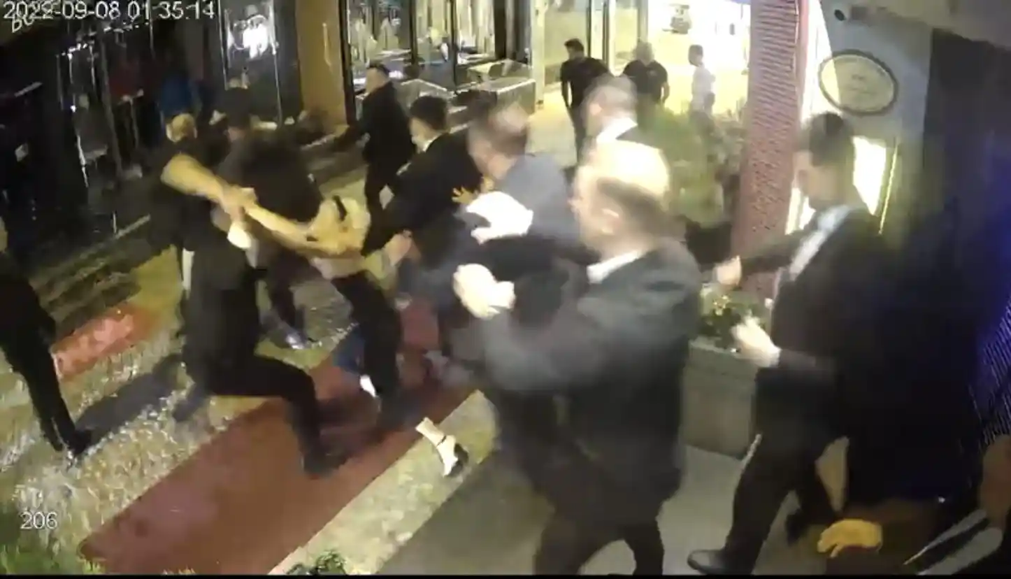 Beşiktaş’ta güvenlik görevlilerinin 4 kişiyi darp ettiği olayın görüntüleri ortaya çıktı
