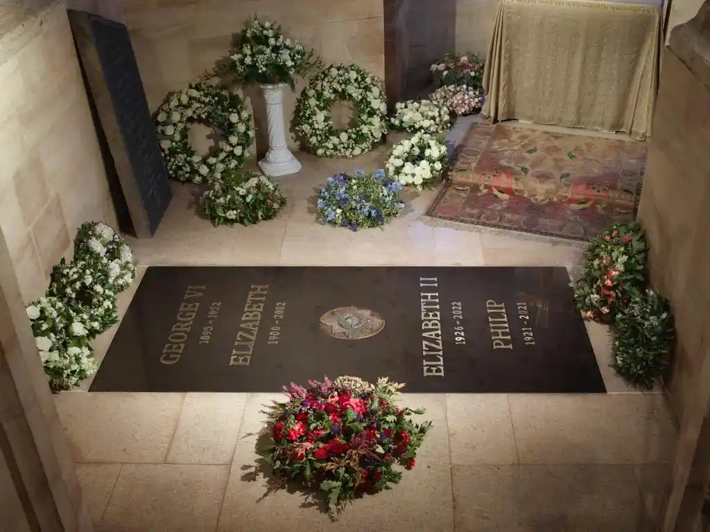 Buckingham Sarayı, Kraliçe II. Elizabeth'in mezar taşını paylaştı