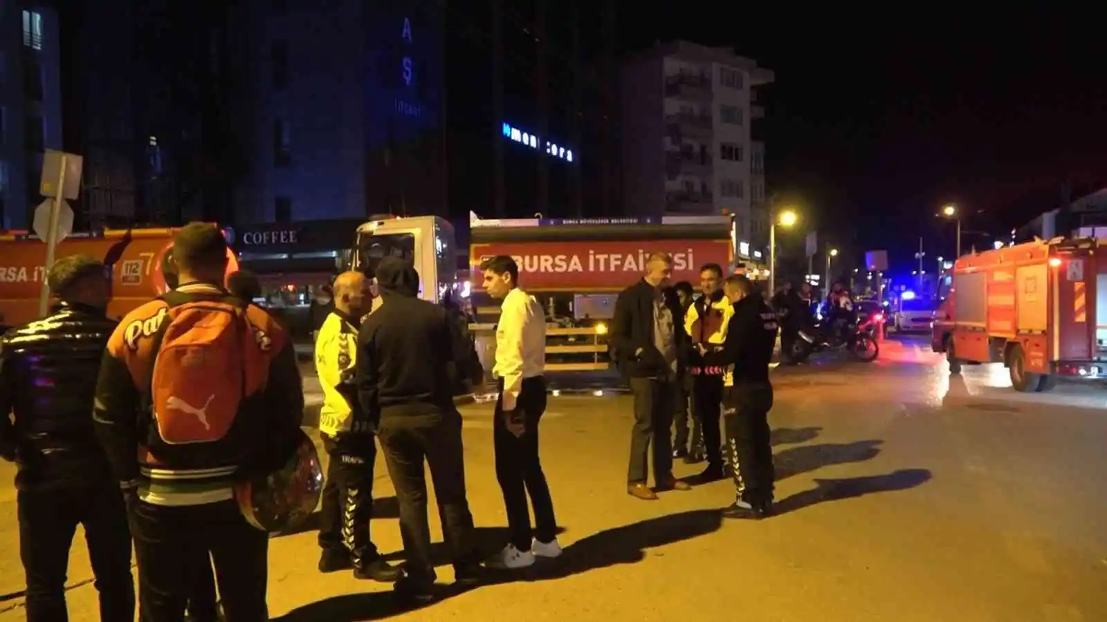 Bursa’da 6 katlı binanın çatı katı alev alev yandı, 1 kişi dumandan etkilendi