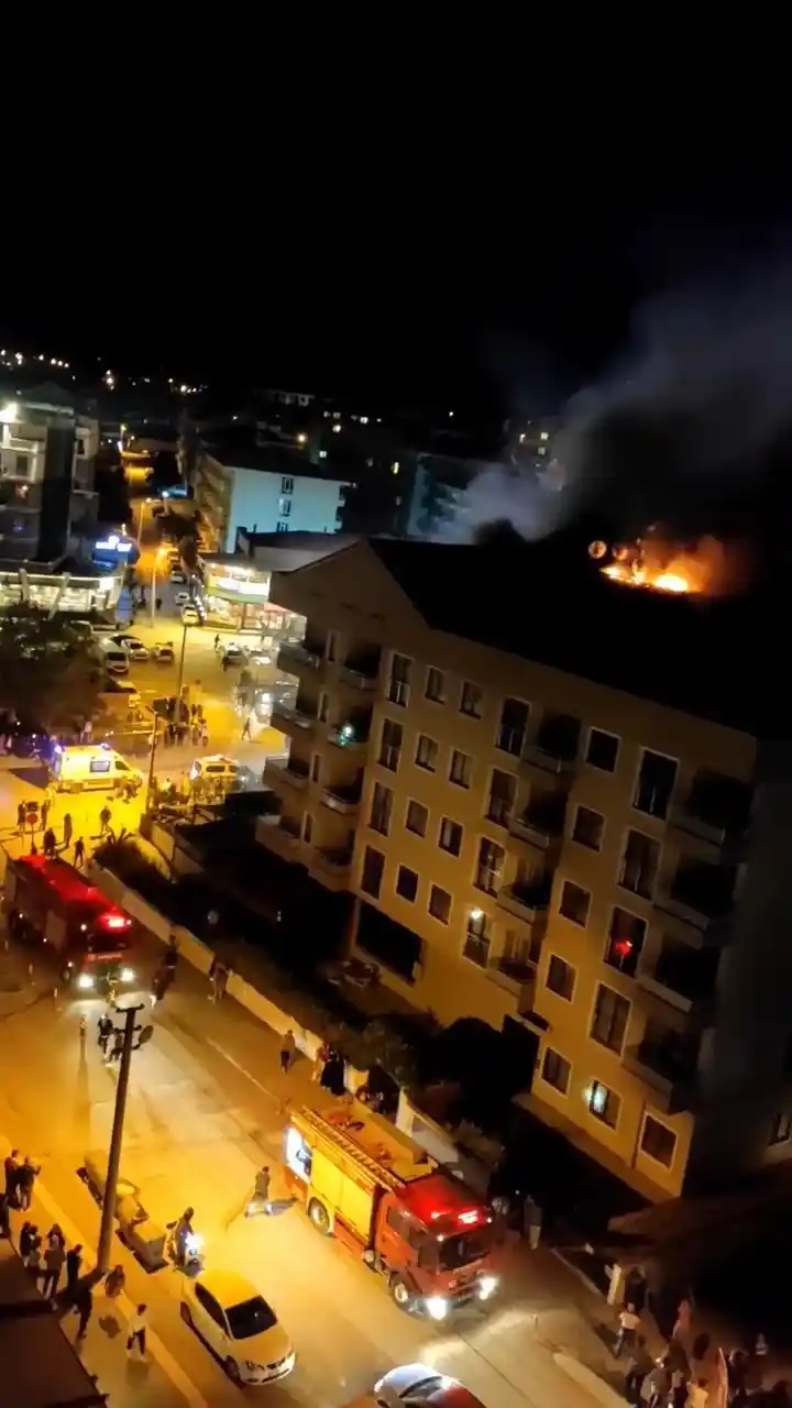 Bursa’da 6 katlı binanın çatı katı alev alev yandı, 1 kişi dumandan etkilendi