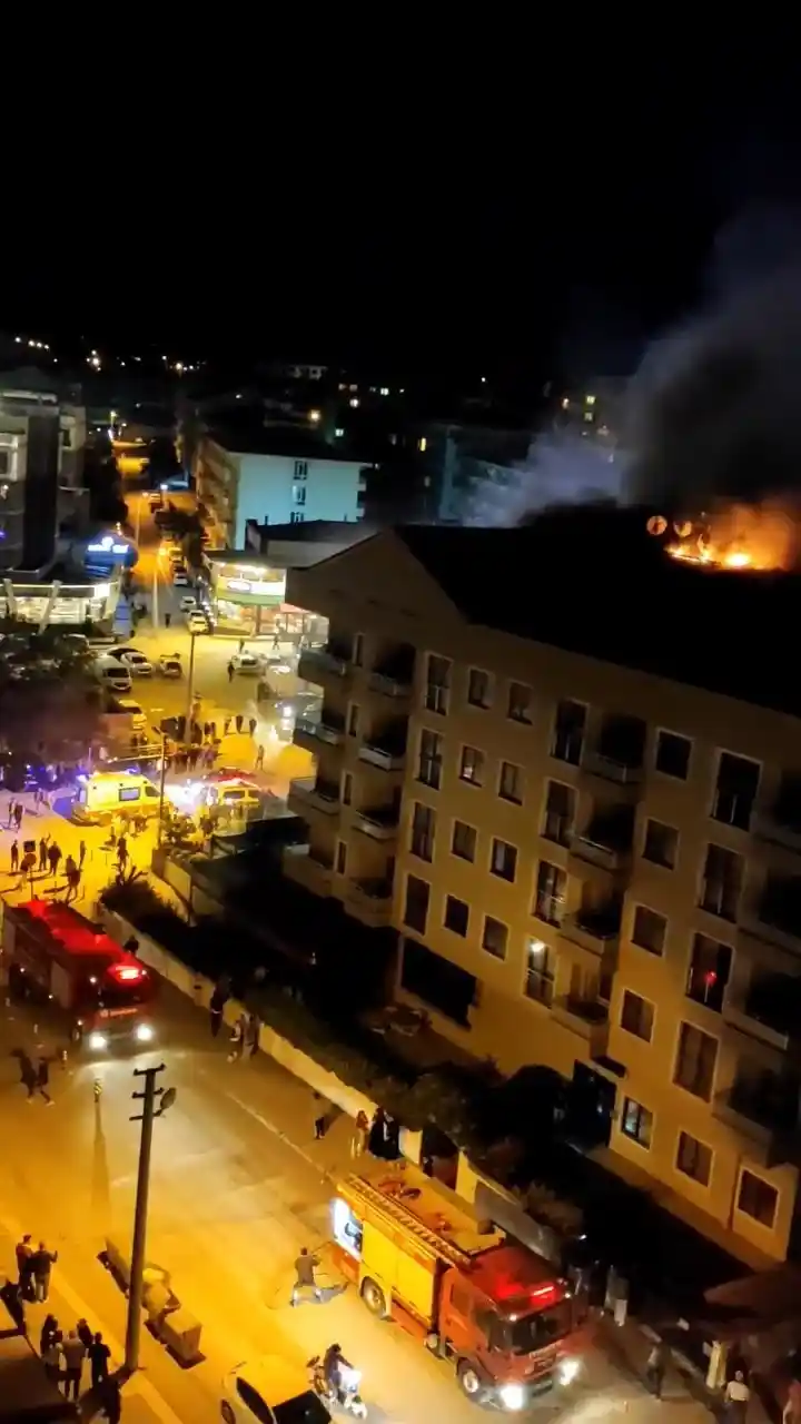 Bursa’da 6 katlı binanın çatı katı alev alev yandı, 1 kişi dumandan etkilendi