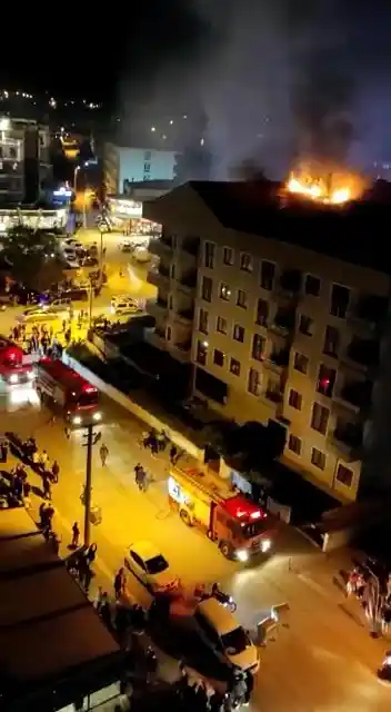 Bursa’da 6 katlı binanın çatı katı alev alev yandı, 1 kişi dumandan etkilendi