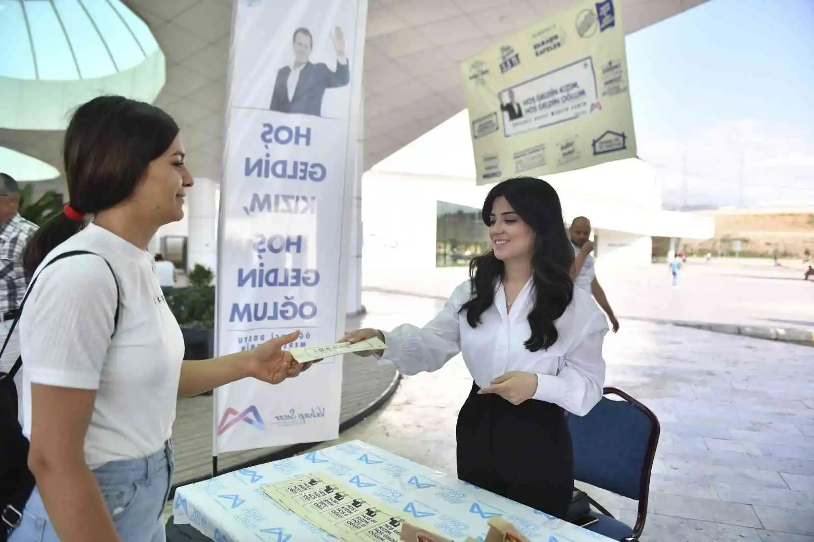 Büyükşehir Belediyesi, üniversiteyi kazanan öğrencileri otogarda karşılıyor
