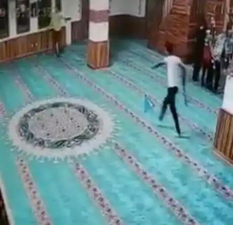 Camiye elinde kazma ve ayakkabıyla giren Rus turist sınır dışı edildi