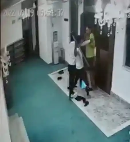 Camiye elinde kazma ve ayakkabıyla giren Rus turist sınır dışı edildi