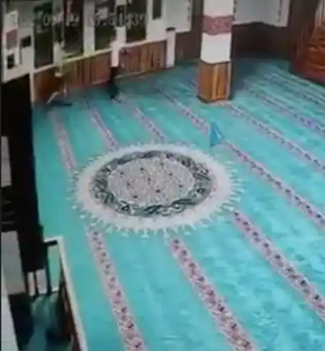 Camiye elinde kazma ve ayakkabıyla giren Rus turist sınır dışı edildi