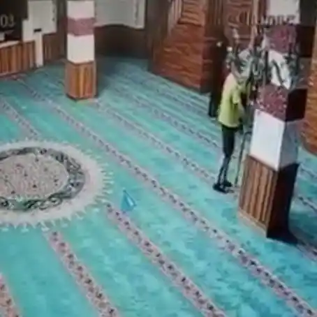 Camiye elinde kazma ve ayakkabıyla giren Rus turist sınır dışı edildi