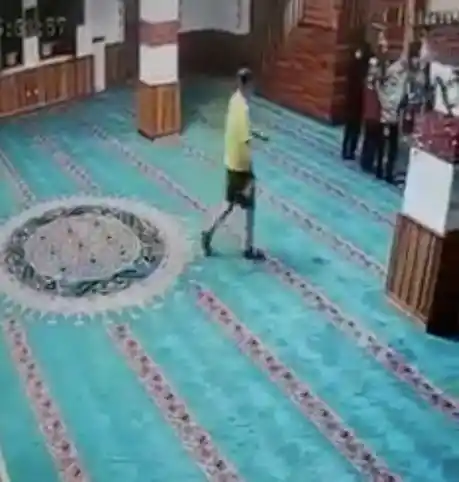 Camiye elinde kazma ve ayakkabıyla giren Rus turist sınır dışı edildi