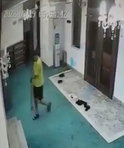 Camiye elinde kazma ve ayakkabıyla giren Rus turist sınır dışı edildi