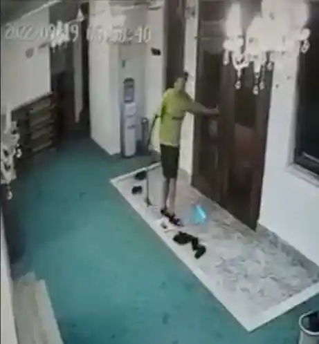 Camiye elinde kazma ve ayakkabıyla giren Rus turist sınır dışı edildi