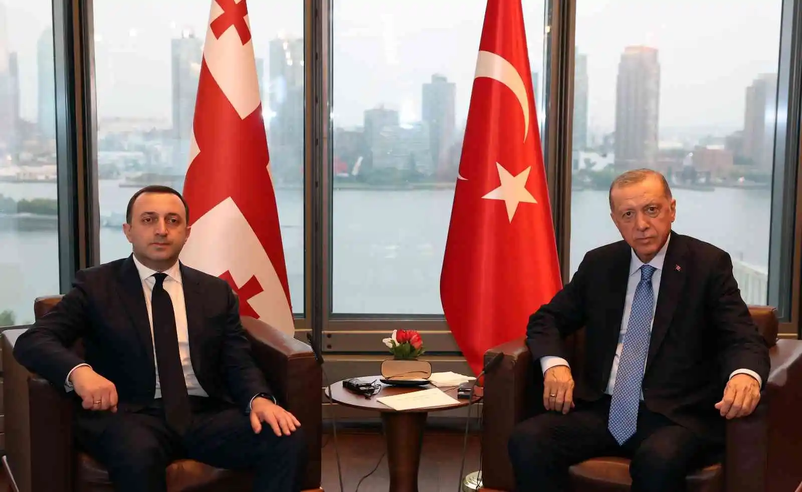 Cumhurbaşkanı Erdoğan, Gürcistan Başbakanı Garibaşvili ile bir araya geldi
