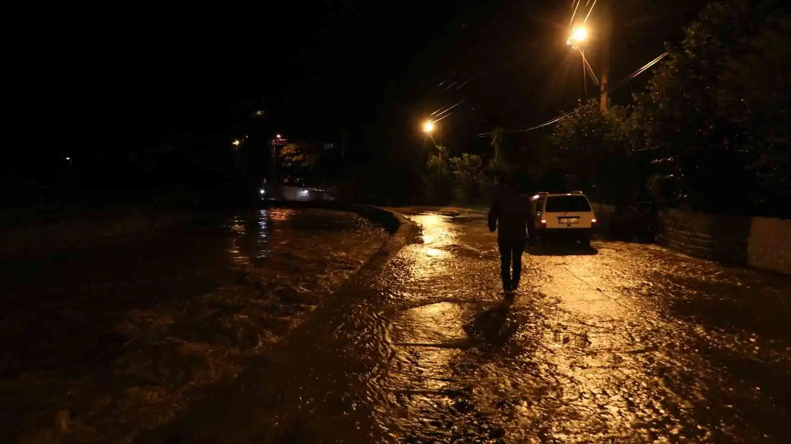 Dere taştı, doğum günü kutlayan müşteriler korku dolu anlar yaşadı
