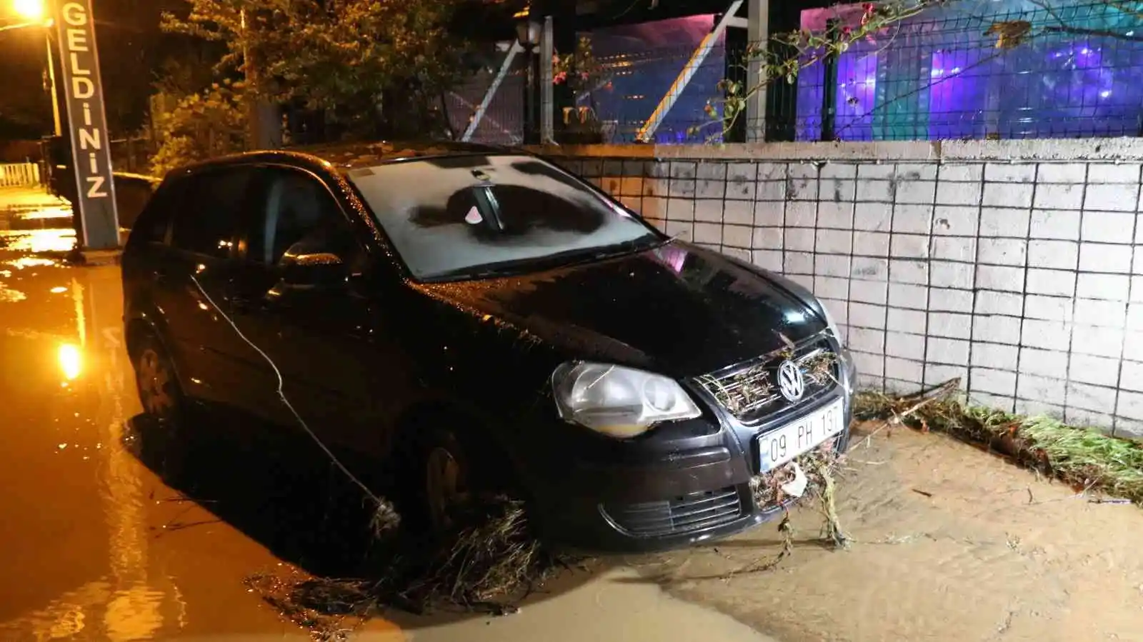 Dere taştı, doğum günü kutlayan müşteriler korku dolu anlar yaşadı
