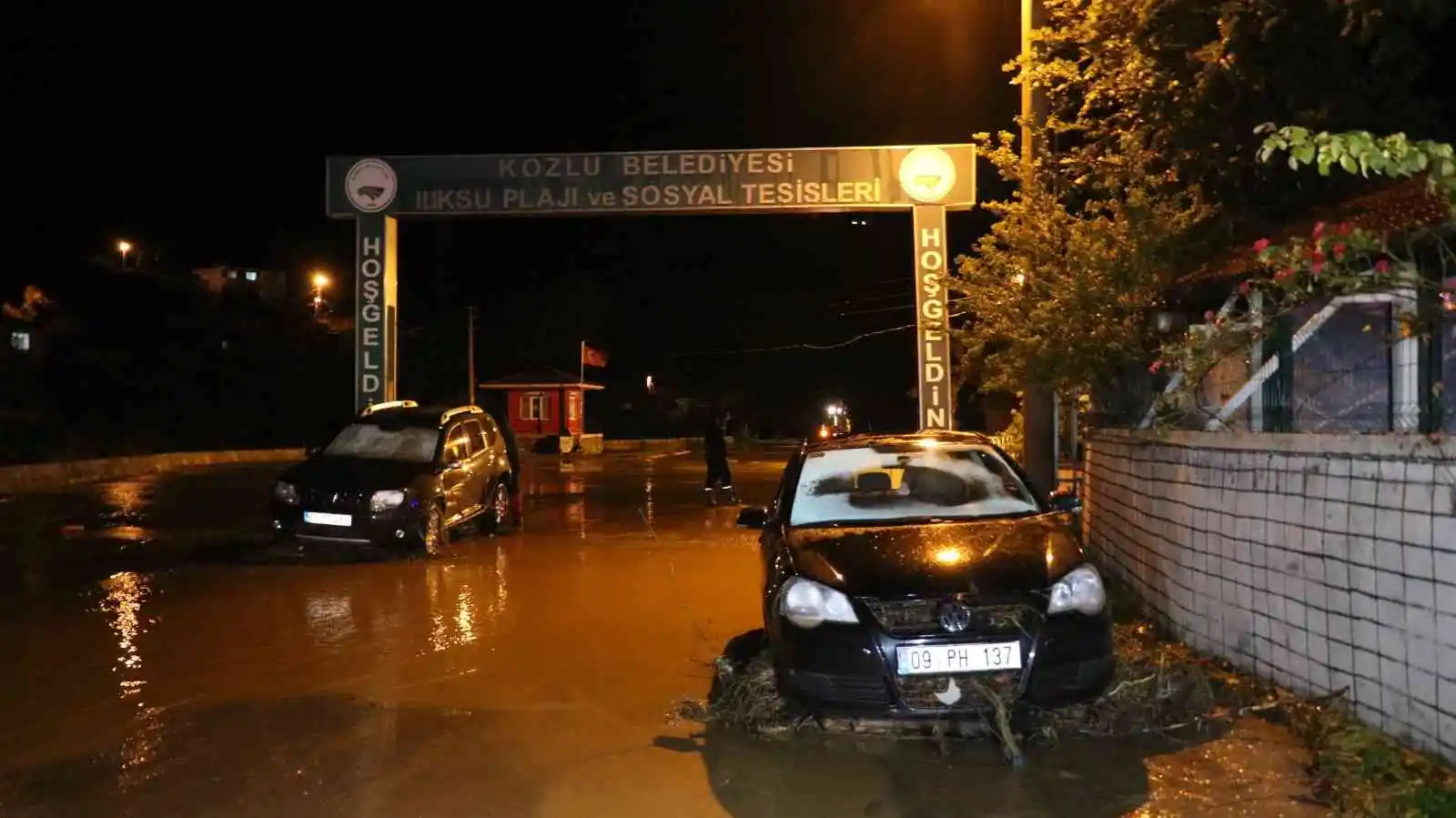 Dere taştı, doğum günü kutlayan müşteriler korku dolu anlar yaşadı
