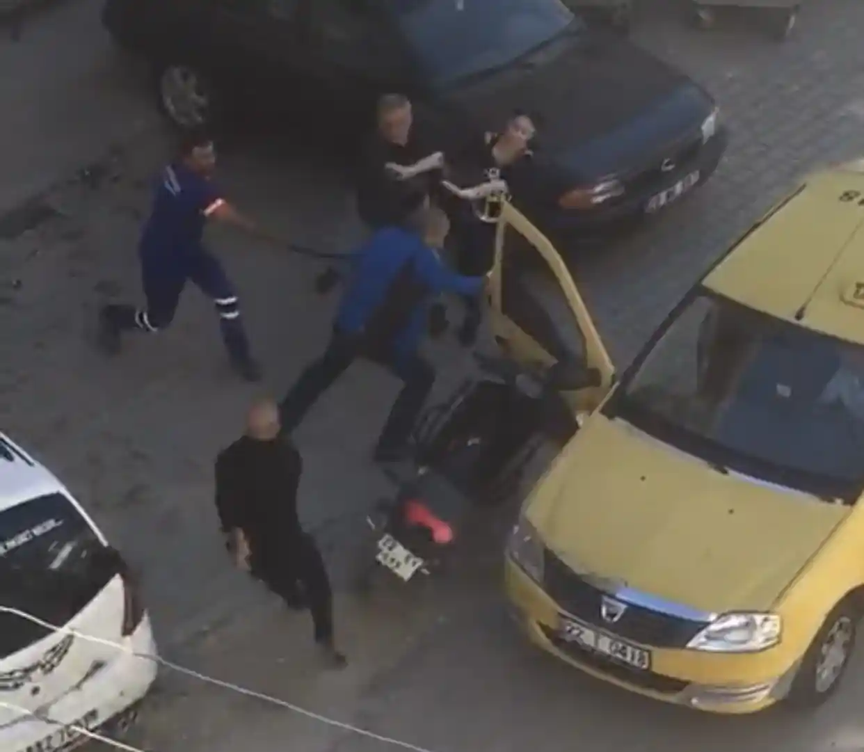 Edirne'de kavgaya motosikletiyle daldı, sopayla vurduğu adamı kanlar içinde bıraktı...Dehşete düşüren o anlar kamerada