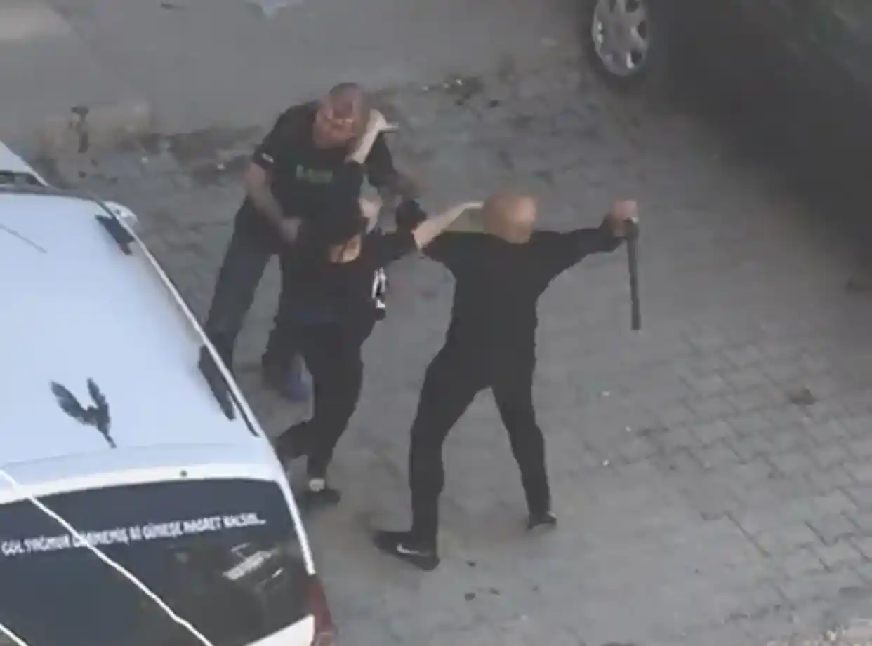 Edirne’de kavgaya motosikletiyle daldı, sopayla vurduğu adamı kanlar içinde bıraktı...Dehşete düşüren o anlar kamerada