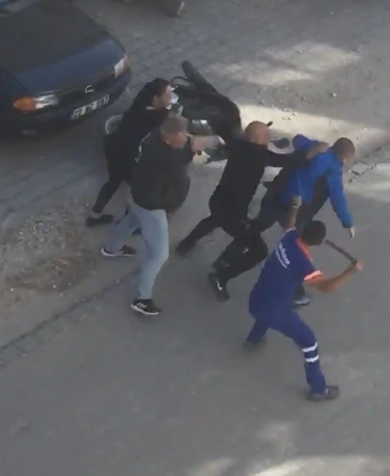 Edirne’de kavgaya motosikletiyle daldı, sopayla vurduğu adamı kanlar içinde bıraktı...Dehşete düşüren o anlar kamerada