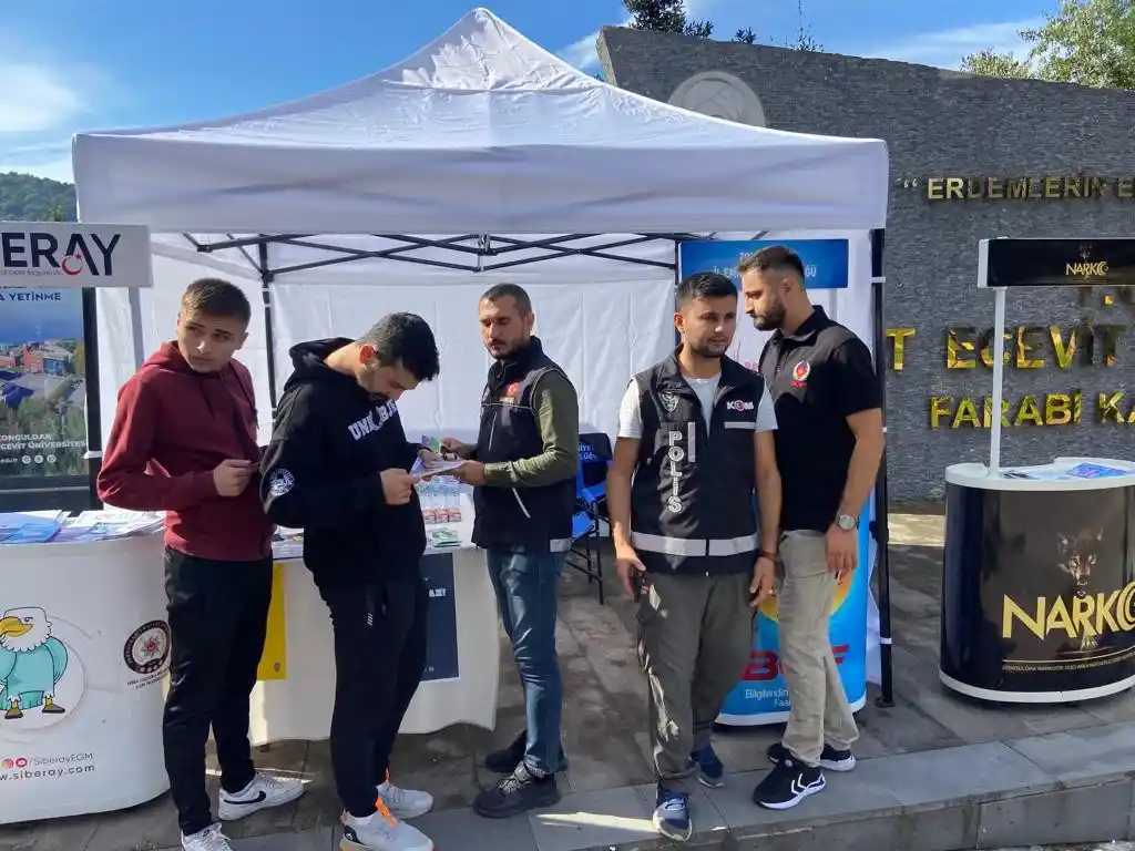 Emniyetten öğrencilere bilgilendirme standı