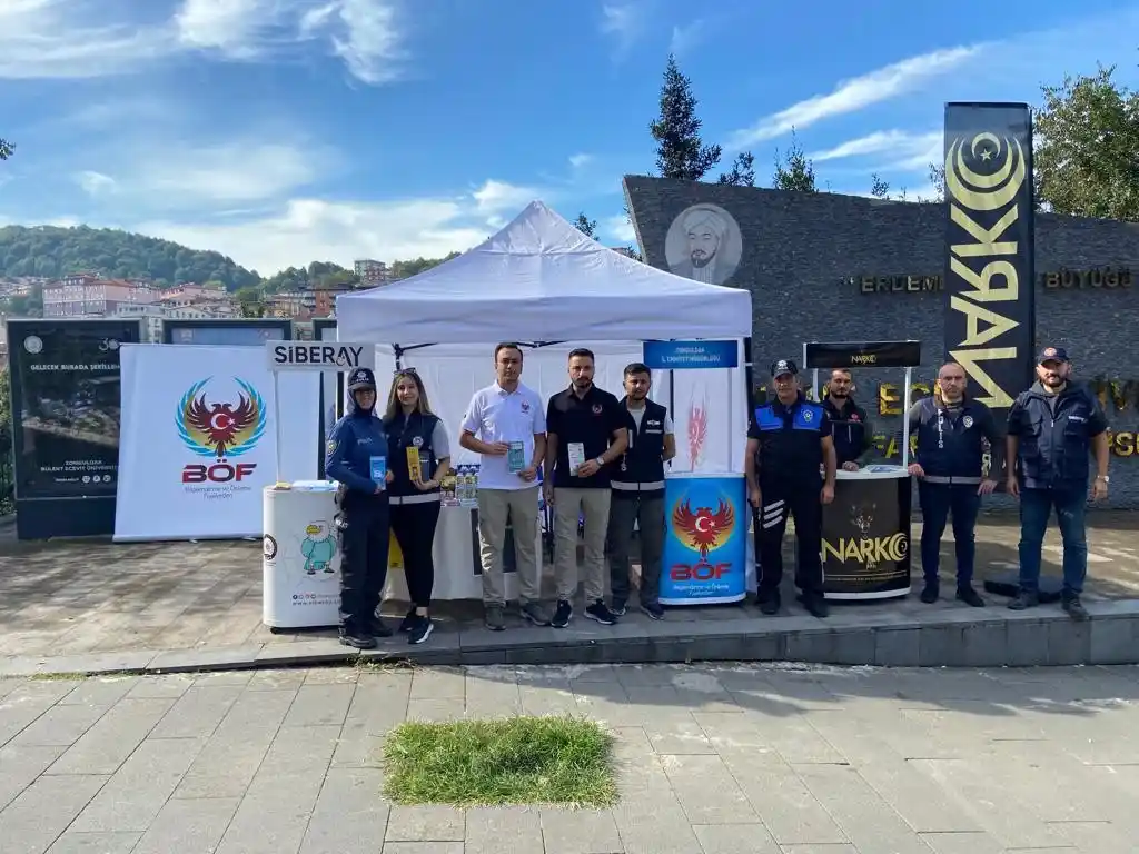 Emniyetten öğrencilere bilgilendirme standı